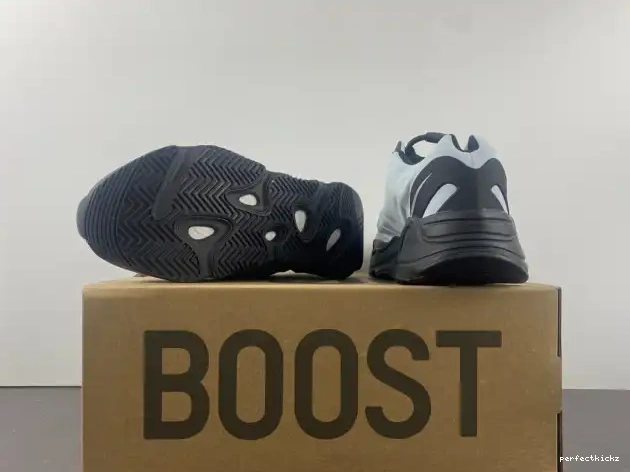 Adidas Yeezy 700 Tint Boost GZ0711 Blue MNVN 0703